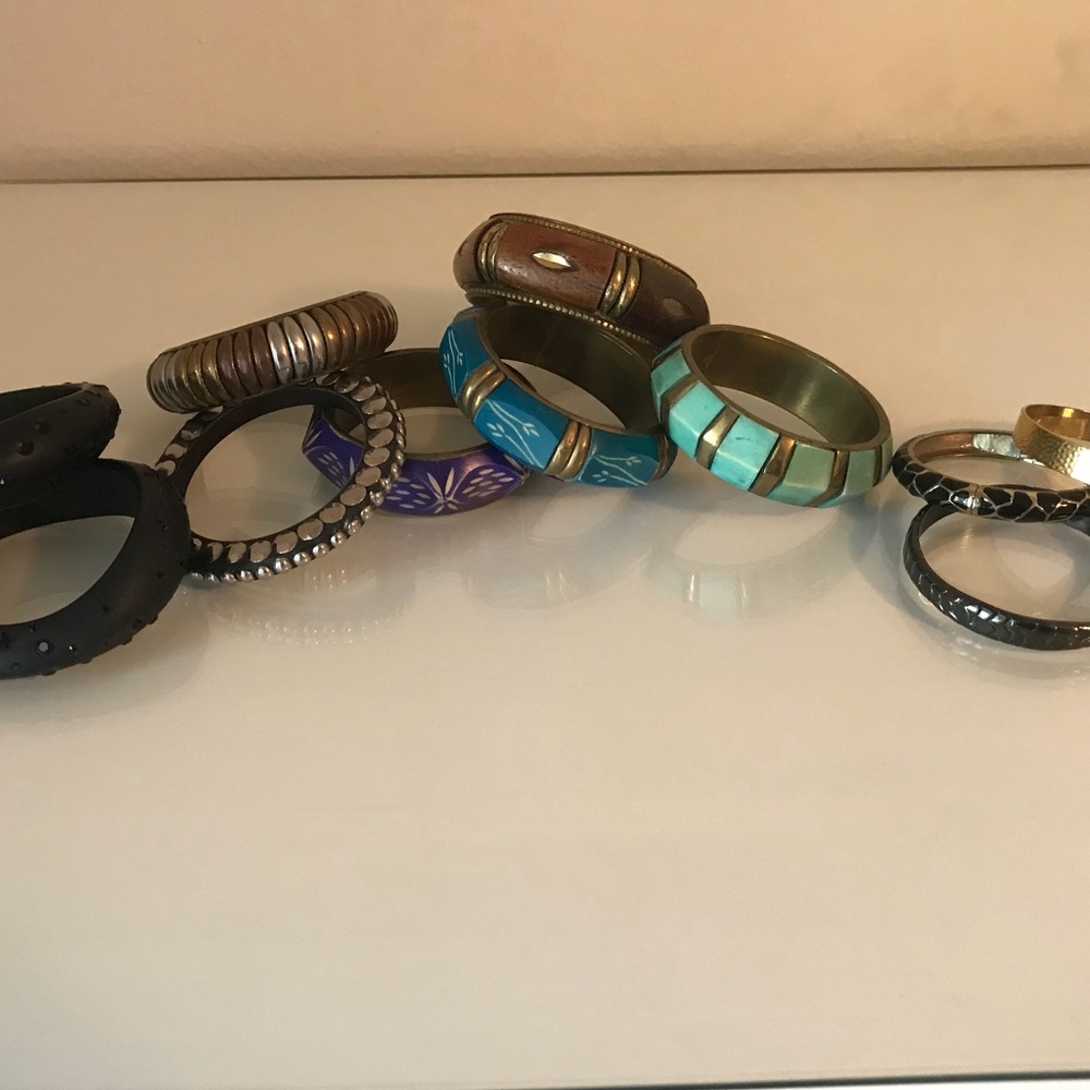 A total of 11 pieces of Bangles and bracelets